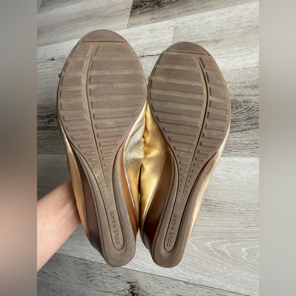 Cole Haan Gold Peep Toe Flats/Wedge Heels, Size 5.5 - Picture 17 of 17